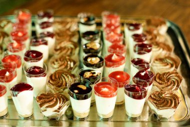 Resepsiyonda lezzetli ve güzel tatlı tatlılar 