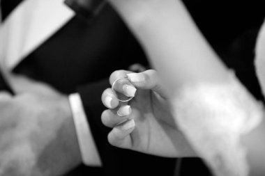 Nikah yüzüğü gelinin elinde. 