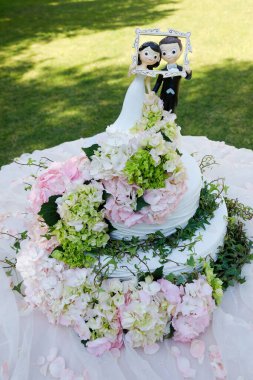 Çiçekli düğün pastası 
