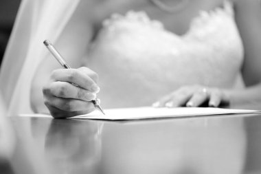 Gelin evlilik belgesi ya da evlilik sözleşmesi imzalıyor