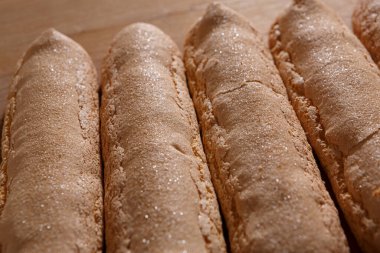 Taze pişmiş baget ekmeğinin yakın plan çekimi.