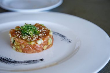 Susam tohumlu somon balığı ve siyah tabakta wasabi. 