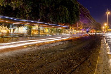 Gece şehir sokak ışıkları 