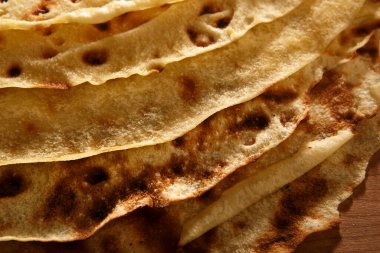 Ahşap masada ev yapımı leziz krep yığını. Yakın plan. 