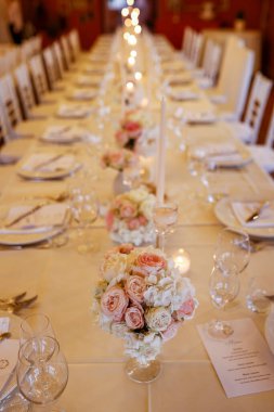 Düğünde ya da partide masa dekorasyonu 