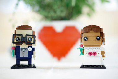 Gelin ve damadın kalp şeklinde lego oyuncakları