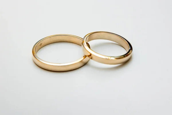 Dva Zlaté Snubní Prsteny Zlatém Povrchu — Stock fotografie