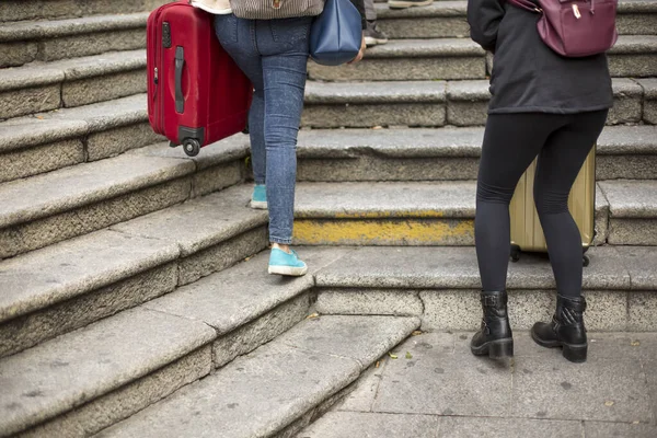 Kadın Bavullarıyla Merdivenlerde Yürüyorlar — Stok fotoğraf