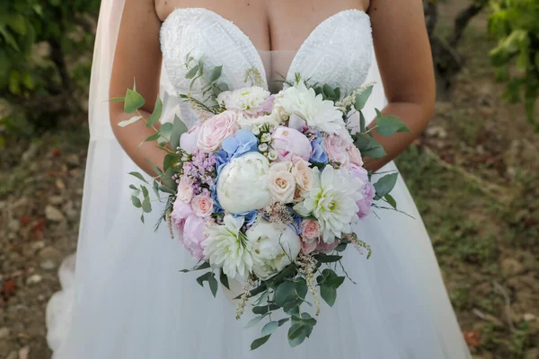 Schöne Braut Einem Brautkleid Mit Einem Brautstrauß Aus Blumen Das — Stockfoto