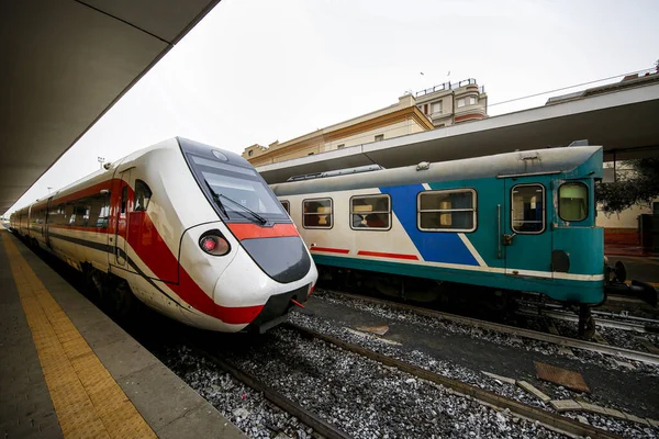 Şehirdeki bir tren istasyonunda. 