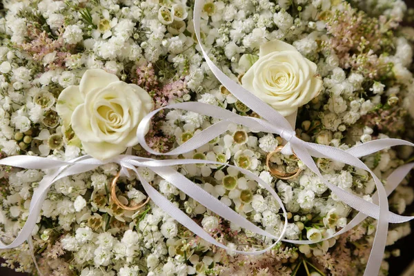 Όμορφο Νυφικό Μπουκέτο Από Λευκά Και Ροζ Τριαντάφυλλα — Φωτογραφία Αρχείου