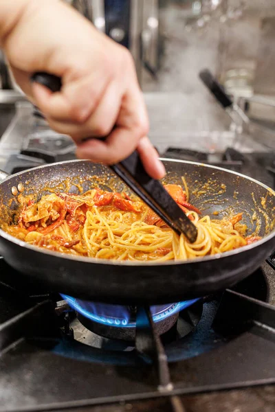 Kobieta Trzyma Spaghetti Nożem Widelcem — Zdjęcie stockowe