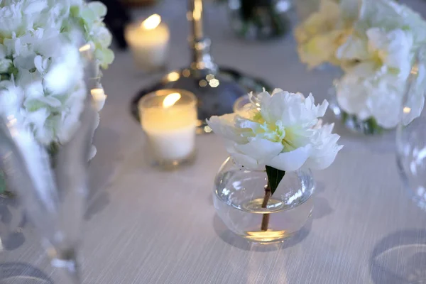 Weiße Tischdekoration Mit Kerzen — Stockfoto