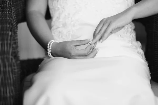 Noiva Noivo Segurando Vestido Noiva Suas Mãos — Fotografia de Stock