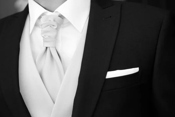 Das Schwarz Weiß Foto Des Bräutigams Von Einem Schönen Hochzeitstag — Stockfoto