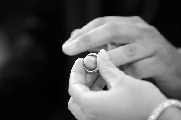 Νύφη Και Γαμπρός Κρατώντας Δαχτυλίδια Στο Χέρι — Φωτογραφία Αρχείου