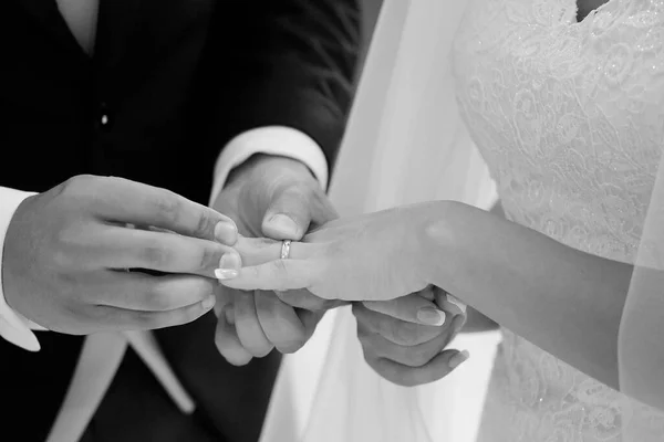 Νύφη Και Γαμπρός Κρατήστε Χέρια — Φωτογραφία Αρχείου
