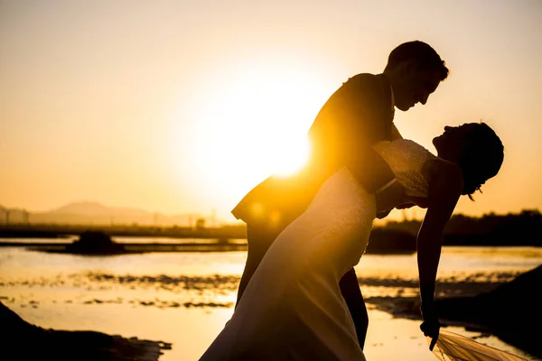 Silhueta Uma Noiva Noivo Durante Pôr Sol — Fotografia de Stock