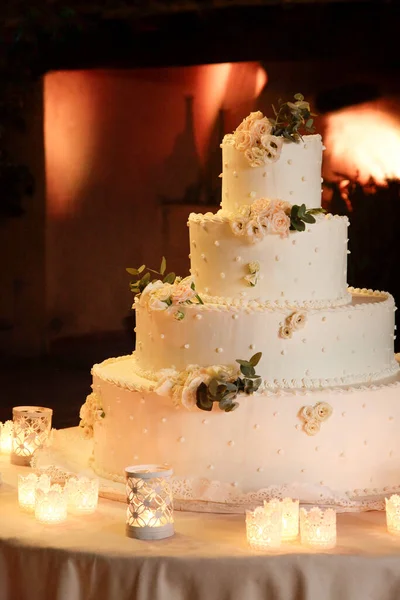 Bröllop Tårta Dekorerad Med Vita Blommor — Stockfoto