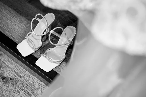 Beyaz Siyah Ayakkabılar Düğün Aksesuarları — Stok fotoğraf