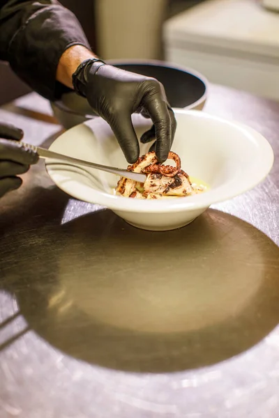Chef Prepara Plato Cocina — Foto de Stock