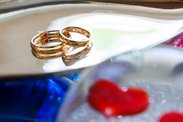 装饰盘上的结婚戒指 — 图库照片