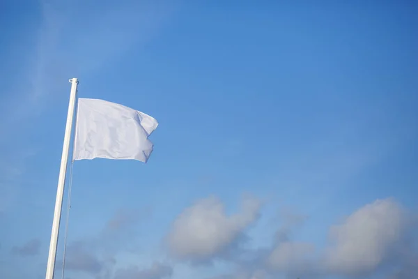 Белый Флаг Синий Фон Неба — стоковое фото