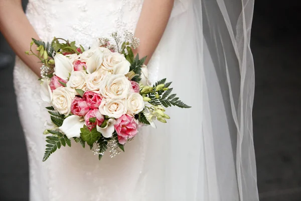 Abgeschnittene Aufnahme Der Braut Mit Schönem Brautstrauß — Stockfoto