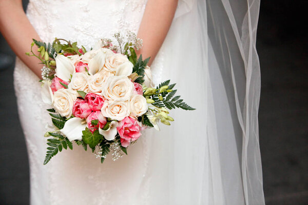 обрезанный снимок невесты с красивым свадебным букетом