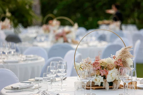 Esküvői Asztal Virágokkal Gyertyákkal — Stock Fotó