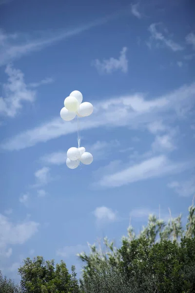 Белые Воздушные Шары Голубом Фоне Неба — стоковое фото