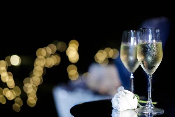Келихи Шампанського Столі Фоном Боке — стокове фото