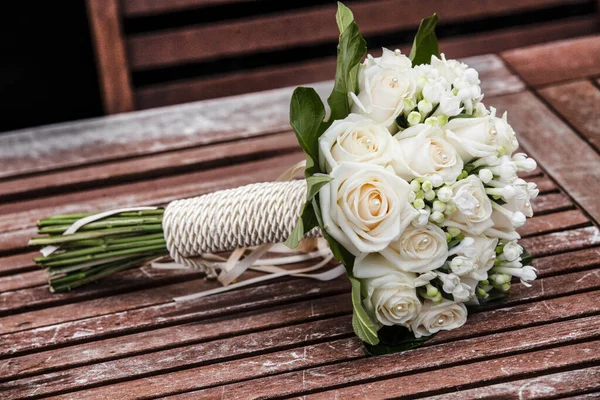 Μπουκέτο Από Λευκά Λουλούδια Ξύλινη Επιφάνεια Γαμήλια Ιδέα — Φωτογραφία Αρχείου