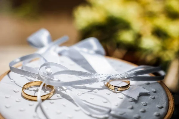 Wedding Rings Ribbons Close View — Stock Photo, Image
