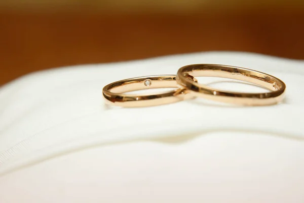 白色背景的结婚戒指 — 图库照片