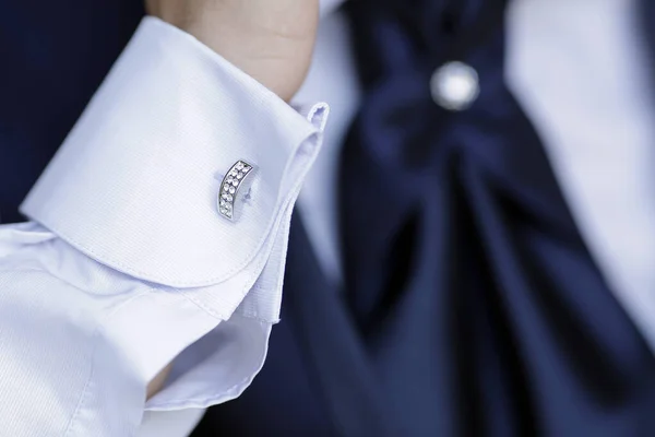 Primer Plano Hombre Con Camisa Blanca Accesorios Elegantes — Foto de Stock