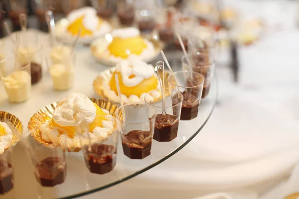 Gros Plan Délicieux Cupcakes Avec Différents Bonbons Sur Une Table — Photo