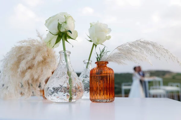Düğün Süsleri Vazolarda Çiçekler — Stok fotoğraf