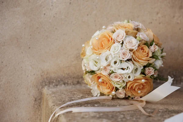 Krásná Svatební Kytice Květinami Stuhami — Stock fotografie