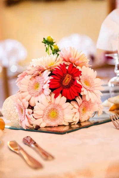 Schöne Blumen Hochzeitstag Florales Dekor Auf Dem Tisch — Stockfoto