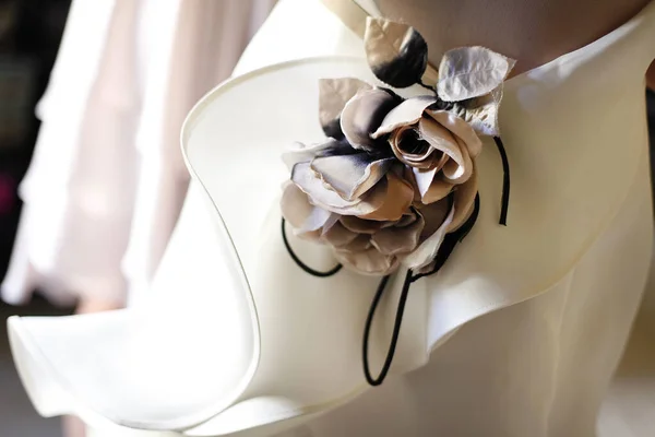 Gyönyörű Jegygyűrűk Egy Csokor Virágon Menyasszony — Stock Fotó