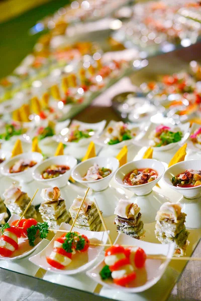 Mesa Buffet Catering Con Varios Alimentos Mesa —  Fotos de Stock