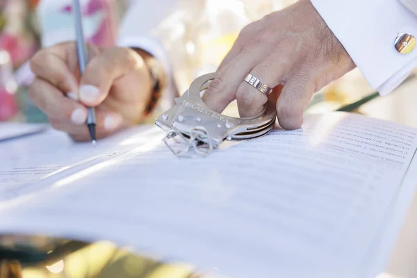 Sluiting Van Bruidegom Met Handboeien Handtekeningdocumenten — Stockfoto