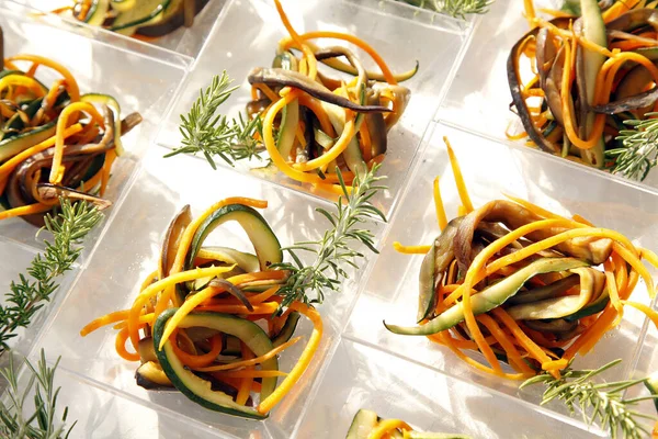 Assiette Salade Fraîche Avec Légumes Verts — Photo
