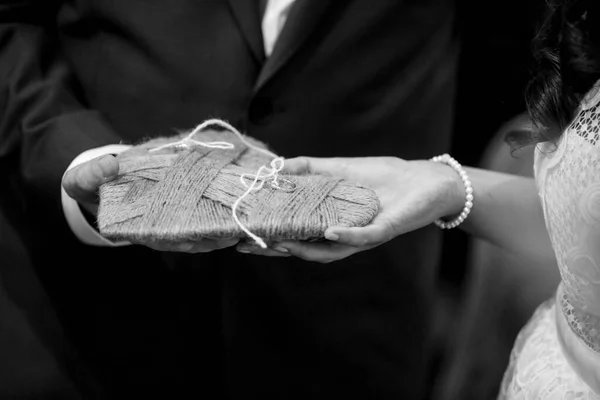 Νύφη Και Γαμπρός Κρατώντας Δώρο Μαζί Μαύρο Και Άσπρο — Φωτογραφία Αρχείου