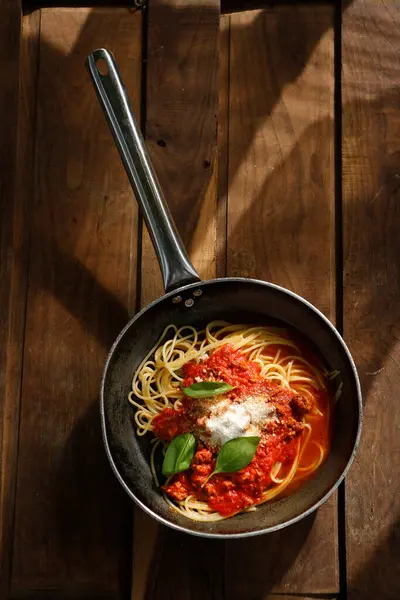 Pomidor Spaghetti Sosem Bazyliowym Patelni — Zdjęcie stockowe