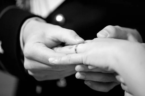 Обручальные Кольца Руках Невесты — стоковое фото