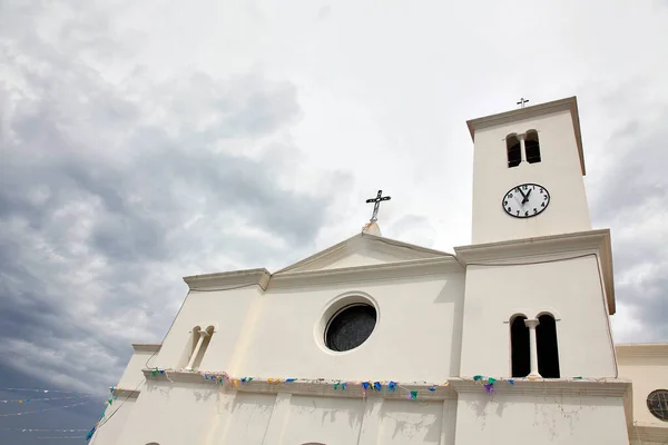 Bulutlu Gökyüzündeki Beyaz Kilise — Stok fotoğraf