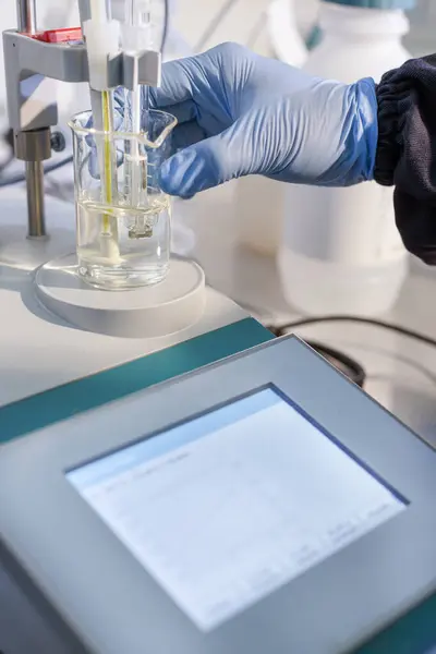 Laboratuvar Çalışanı Mikroskop Suyuyla Sıvıyı Test Etmek Için Tablet Kullanıyor — Stok fotoğraf