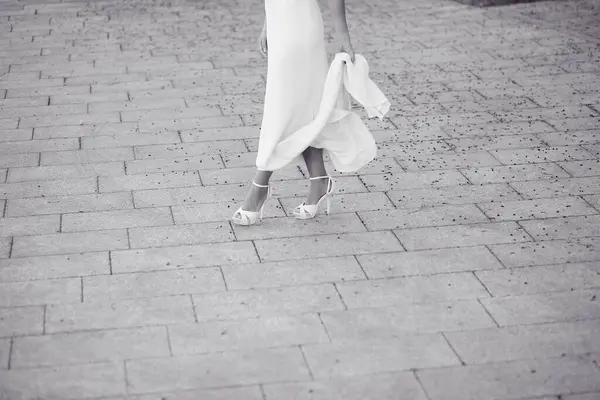Ноги Невесты Красивое Свадебное Платье — стоковое фото